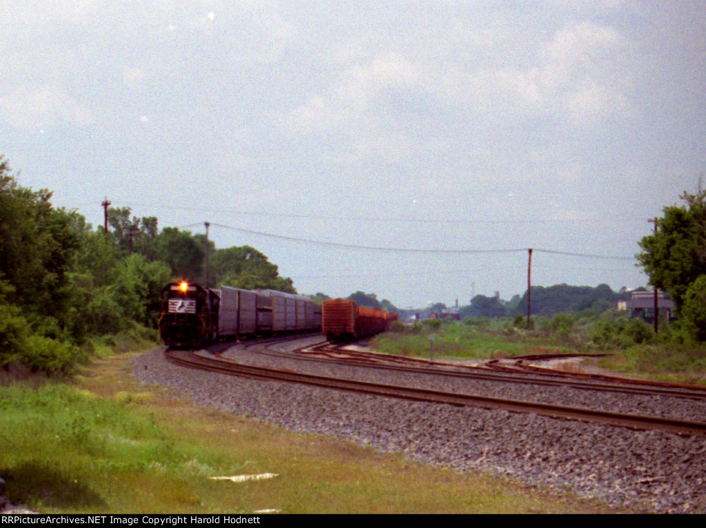 NS 6652 & 6610 lead a northbound train 